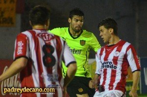 gonzalo-viera-penarol-riverplate-apertura-2014-mariano-alvez-01