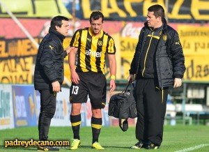 aguirregaray-lesion-peñarol-cerro-apertura-2015-foto-mariano-alvez-35