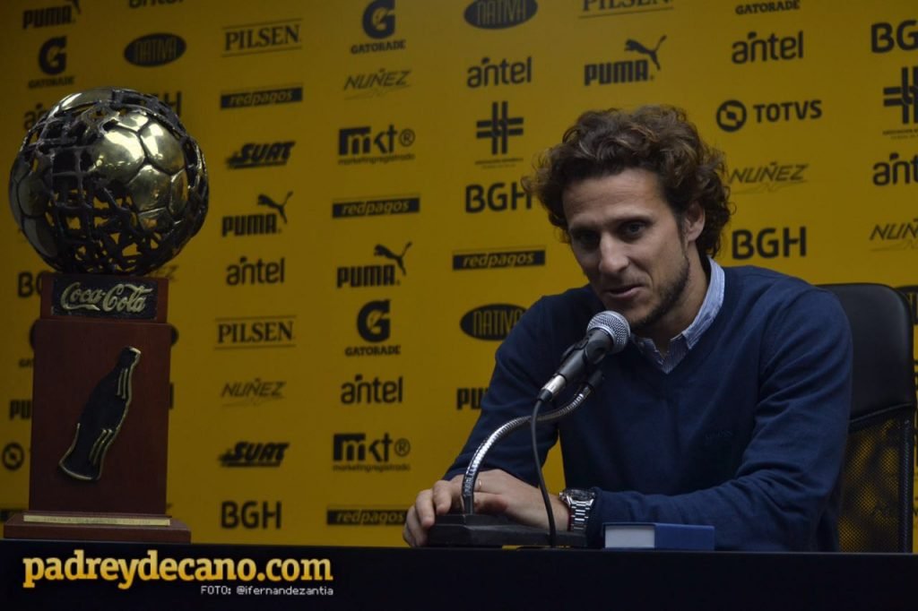 conferencia-de-prensa-despedida-forlan (12)