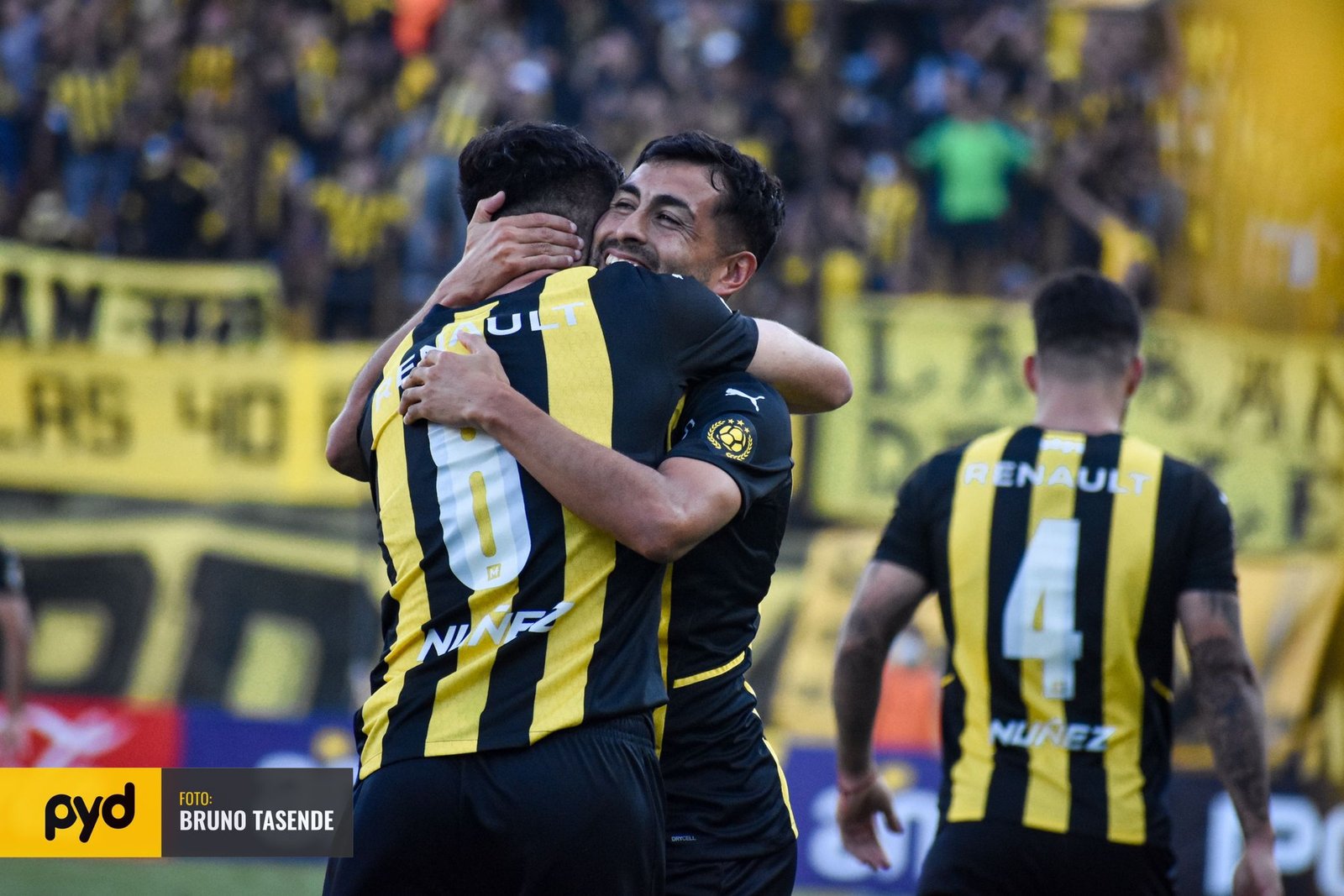 FUTBOL URUGUAYO : LA LUCHA POR LA ANUAL ENTRE PEÑAROL Y LIVERPOOL 